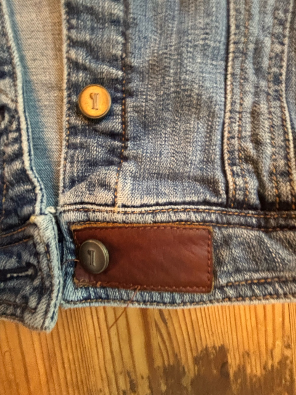 Pilcro Letterpress distressed denim jacket. Large - Picture 4 of 9